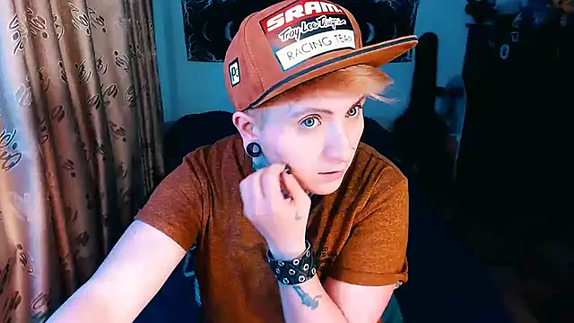 Marieblueeyes online show from 10/31/25, 09:28