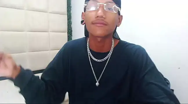 Snapshot of ManSant chatting on 02/26/25, 03:21 ManSant online show from 02/26/25, 03:21