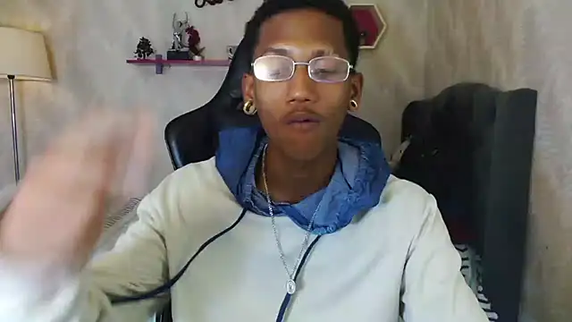 Snapshot of ManSant chatting on 09/17/25, 03:14 ManSant online show from 09/17/25, 03:14