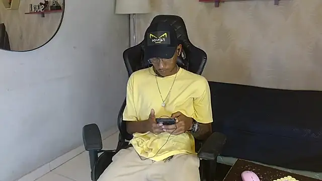 Snapshot of ManSant chatting on 10/17/25, 03:36 ManSant online show from 10/17/25, 03:36