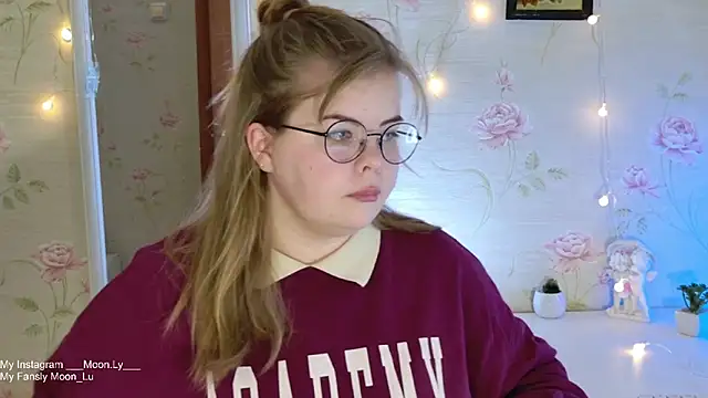 sinnamon  online show from 10/31/25, 04:03