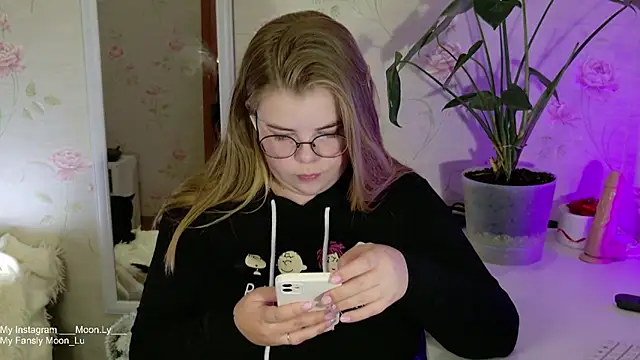 sinnamon  online show from 09/28/25, 05:20