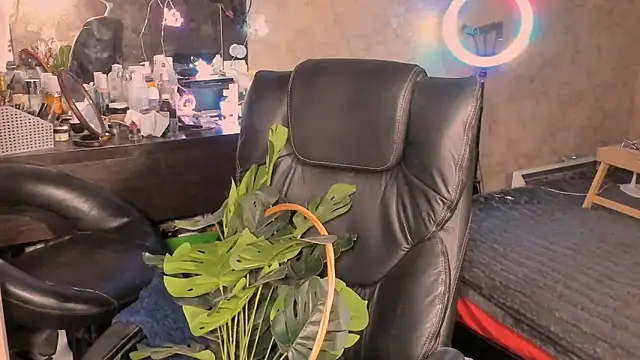 Snapshot of Miss_Poison chatting on 09/28/25, 09:00 Miss Poison online show from 09/28/25, 09:00