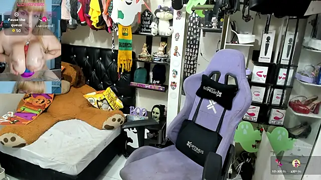 Snapshot of allsson_queen chatting on 10/21/25, 03:28 allsson queen online show from 10/21/25, 03:28