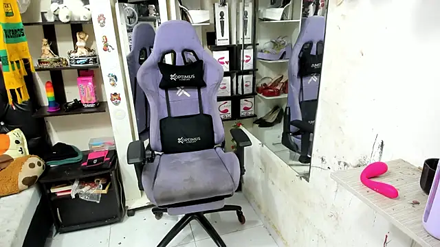 Snapshot of allsson_queen chatting on 11/11/25, 01:33 allsson queen online show from 11/11/25, 01:33