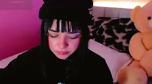 Snapshot of kim_blake chatting on 03/20/25, 01:15 kim blake online show from 03/20/25, 01:15