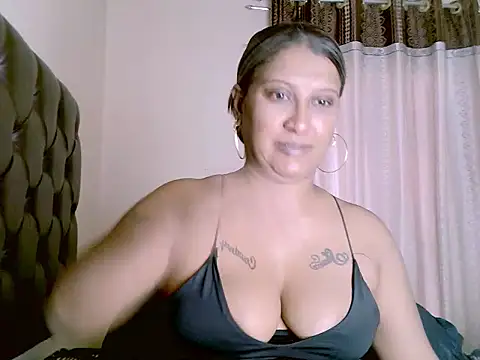 Snapshot of eroticbeauty37 chatting on 06/24/26, 09:52 eroticbeauty37 online show from 06/24/26, 09:52