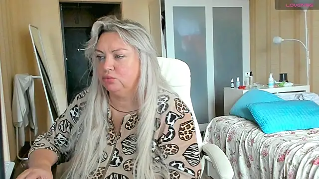 Snapshot of PamHardFuck chatting on 10/10/25, 09:43 PamHardFuck online show from 10/10/25, 09:43