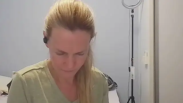 Annylove1 online show from 04/16/26, 12:11