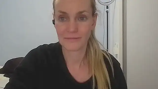 Annylove1 online show from 05/15/26, 12:30