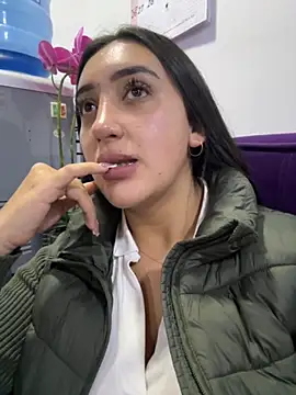 Hannahoff online show from 11/06/25, 12:25