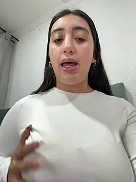 Snapshot of Hannahoff chatting on 02/26/26, 04:12 Hannahoff online show from 02/26/26, 04:12