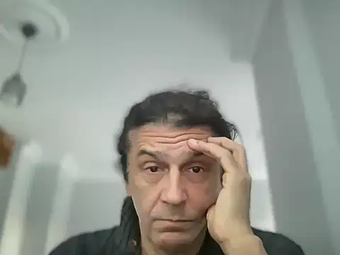 Snapshot of ALPHANDRE chatting on 12/17/25, 06:18 ALPHANDRE online show from 12/17/25, 06:18