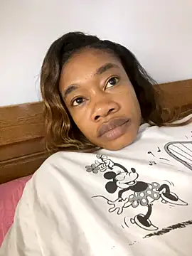 Snapshot of _yisela_ chatting on 10/19/25, 03:31 yisela online show from 10/19/25, 03:31