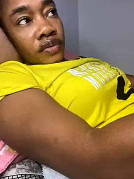 Snapshot of _yisela_ chatting on 09/28/25, 10:39 yisela online show from 09/28/25, 10:39