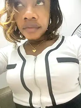 Snapshot of _yisela_ chatting on 12/05/25, 02:21 yisela online show from 12/05/25, 02:21