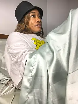 Snapshot of _yisela_ chatting on 11/16/25, 03:44 yisela online show from 11/16/25, 03:44