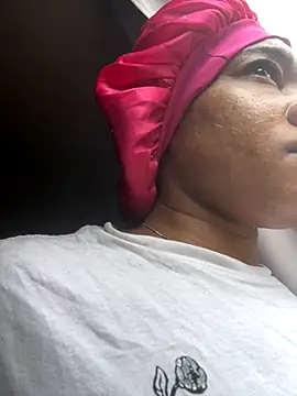 Snapshot of _yisela_ chatting on 11/21/25, 03:33 yisela online show from 11/21/25, 03:33