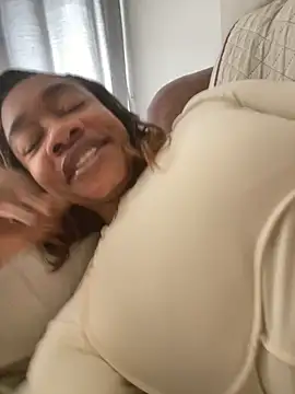 Snapshot of _yisela_ chatting on 11/20/25, 03:12 yisela online show from 11/20/25, 03:12