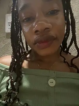 Snapshot of _yisela_ chatting on 10/01/25, 12:49 yisela online show from 10/01/25, 12:49