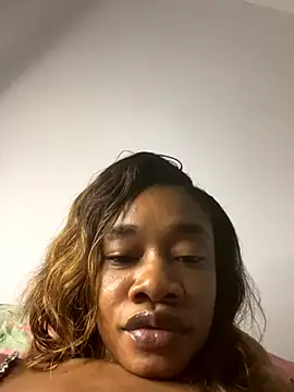 Snapshot of _yisela_ chatting on 10/22/25, 01:05 yisela online show from 10/22/25, 01:05