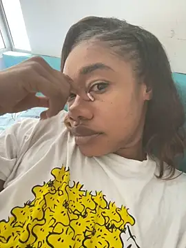 Snapshot of _yisela_ chatting on 11/16/25, 08:24 yisela online show from 11/16/25, 08:24