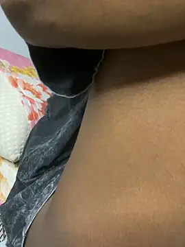 Snapshot of _yisela_ chatting on 10/17/25, 02:15 yisela online show from 10/17/25, 02:15