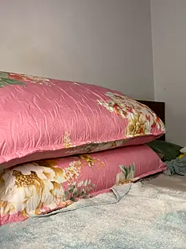 Snapshot of _yisela_ chatting on 09/10/25, 01:04 yisela online show from 09/10/25, 01:04