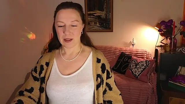 vanessawis  online show from 04/18/26, 12:24