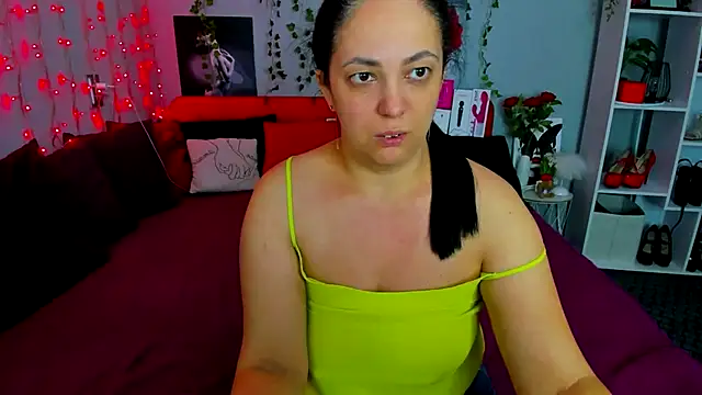 Snapshot of DarlingMilf chatting on 09/26/25, 06:15 DarlingMilf online show from 09/26/25, 06:15