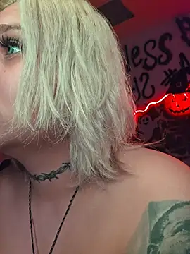 Snapshot of Laura_takint chatting on 10/19/25, 04:37 Laura takint online show from 10/19/25, 04:37