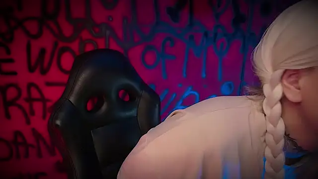 Snapshot of Laura_takint chatting on 02/15/25, 04:01 Laura takint online show from 02/15/25, 04:01