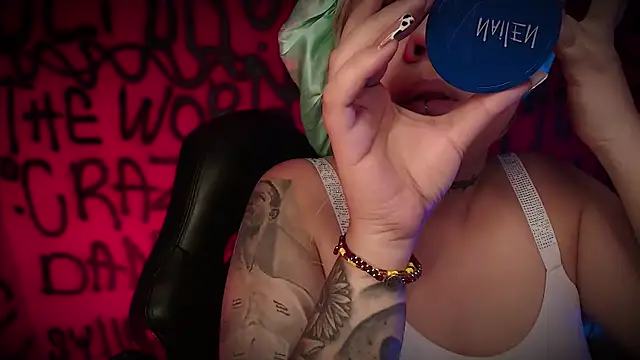 Snapshot of Laura_takint chatting on 02/14/25, 04:09 Laura takint online show from 02/14/25, 04:09