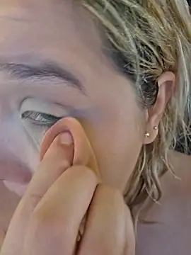 Laura takint online show from 12/17/25, 07:08