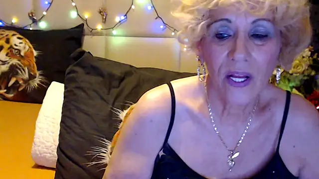 Snapshot of HappyWomanOn chatting on 10/17/25, 06:10 HappyWomanOn online show from 10/17/25, 06:10