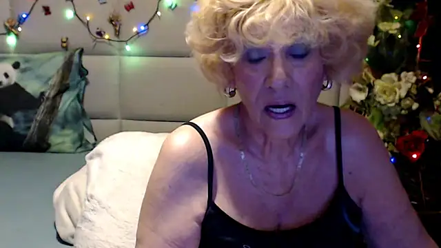 Snapshot of HappyWomanOn chatting on 06/09/26, 10:27 HappyWomanOn online show from 06/09/26, 10:27