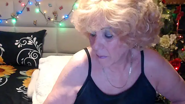 Snapshot of HappyWomanOn chatting on 05/17/26, 09:09 HappyWomanOn online show from 05/17/26, 09:09