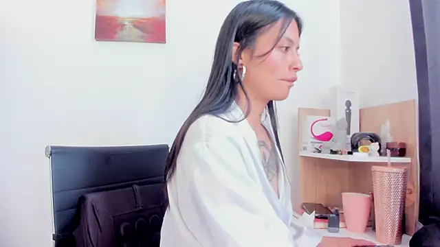 nia  white online show from 12/17/25, 06:35