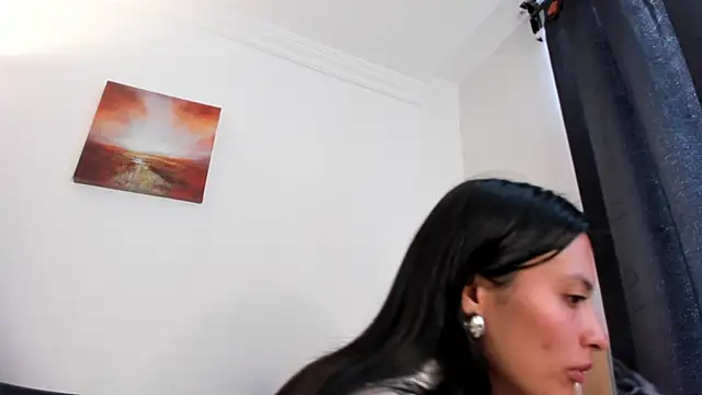 nia  white online show from 12/04/25, 07:13