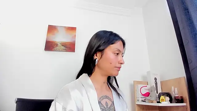 nia  white online show from 11/24/25, 06:19