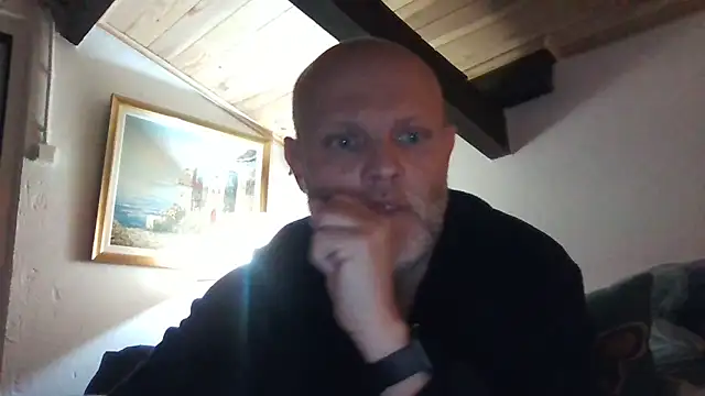 Snapshot of davigochi77bcn chatting on 02/24/25, 10:03 davigochi77bcn online show from 02/24/25, 10:03