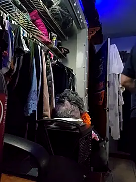 Hotredheadandtoungelasher online show from 01/10/26, 10:43