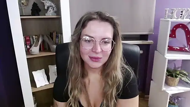 Snapshot of Zoey_Erotic chatting on 10/13/25, 04:36 Zoey Erotic online show from 10/13/25, 04:36