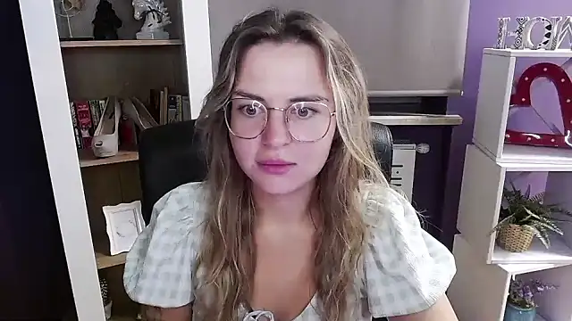 Snapshot of Zoey_Erotic chatting on 10/10/25, 04:24 Zoey Erotic online show from 10/10/25, 04:24