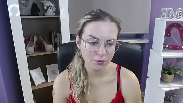 Snapshot of Zoey_Erotic chatting on 09/17/25, 04:25 Zoey Erotic online show from 09/17/25, 04:25