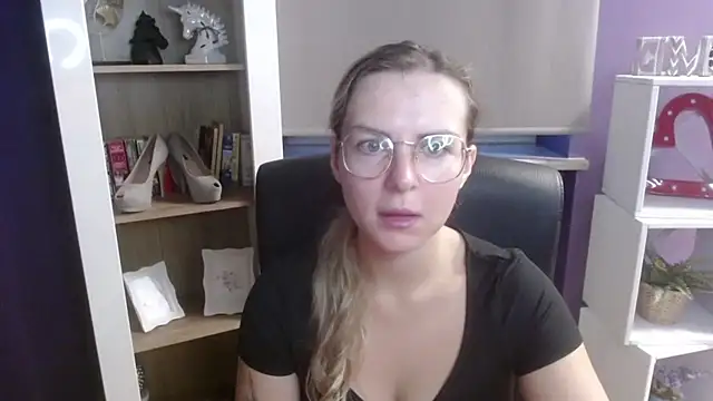 Snapshot of Zoey_Erotic chatting on 09/15/25, 04:24 Zoey Erotic online show from 09/15/25, 04:24