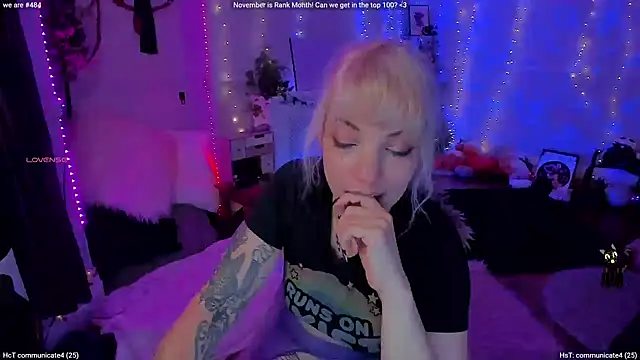 AliceW0lf online show from 11/25/25, 07:36