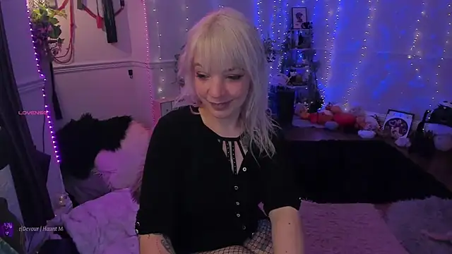 AliceW0lf online show from 11/17/25, 08:02