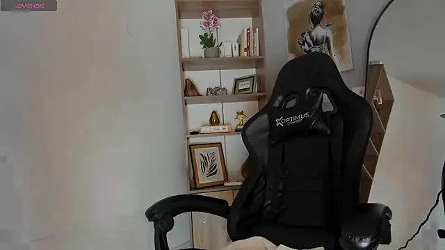 Snapshot of sophia18- chatting on 10/10/25, 09:04 sophia18- online show from 10/10/25, 09:04