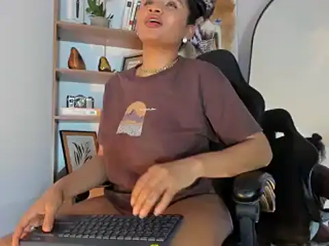 Snapshot of sophia18- chatting on 01/12/25, 12:01 sophia18- online show from 01/12/25, 12:01